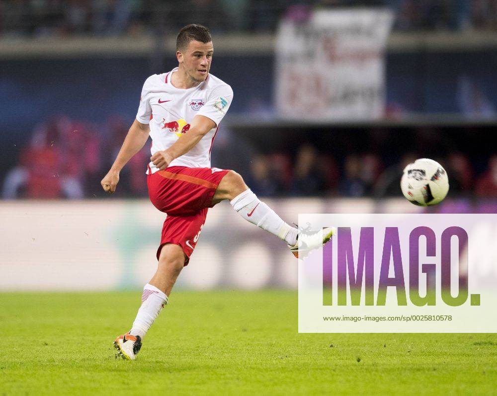 Fußball, 1. Bundesliga, Saison 2016 2017, 6. Spieltag, RB Leipzig - FC Augsburg, Freitag (30.09.2016), Red Bull Arena, Leipzig. Leipzigs Diego Demme am Ball. RM001
