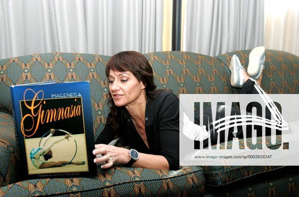 Nadia Comaneci (Rumänien) liest ein Buch - Turnen Damen Shooting 2007, Fotoshooting, Fototermin, Kunstturnen, Gerätturnen o0 Fotostory, Homestory Einzelbild Turnen Damen Shooting 2007, Fotoshooting, Fototermin, Kunstturnen, Gerätturnen o0 Fotostory, Homestory Einzelbild