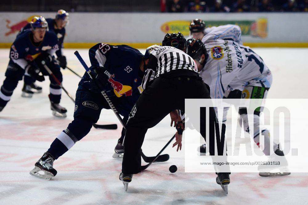 Maximilian Kastner (EHC Red Bull Muenchen), Steven Zalewski (Straubing Tigers), v.li., a. Bully, EHC Red Bull Muenchen vs Straubing Tigers, 25.11.16