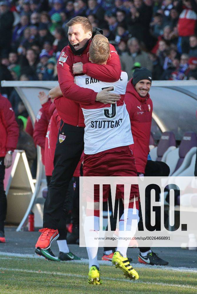 Deutschland, Aue, Fußball 2. Bundesliga 15. Spieltag Saison 2016 2017 FC Erzgebirge Aue vs. VfB Stuttgart: Jubel nach dem 0:1 Tor, v.l. VfB Trainer Hannes Wolf, Torschütze Timo Baumgartl (VfB)