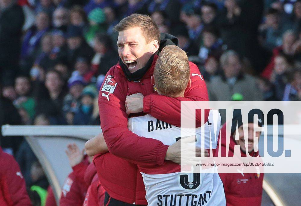 Deutschland, Aue, Fußball 2. Bundesliga 15. Spieltag Saison 2016 2017 FC Erzgebirge Aue vs. VfB Stuttgart: Jubel nach dem 0:1 Tor, v.l. VfB Trainer Hannes Wolf, Torschütze Timo Baumgartl (VfB)