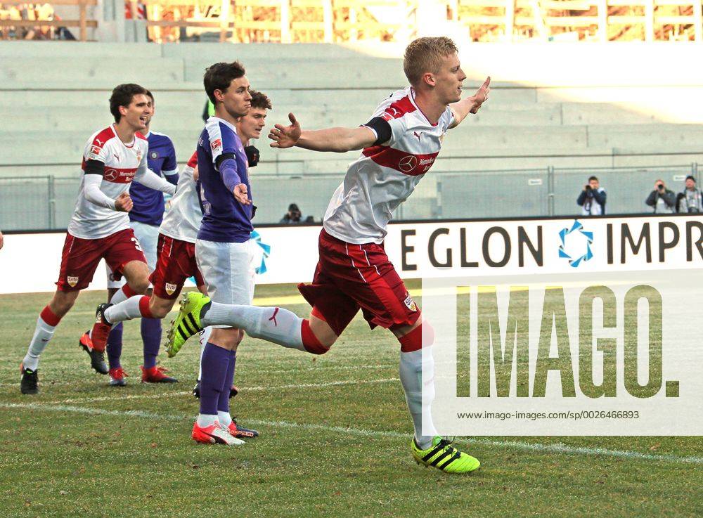 Deutschland, Aue, Fußball 2. Bundesliga 15. Spieltag Saison 2016 2017 FC Erzgebirge Aue vs. VfB Stuttgart: Jubel nach dem 0:1 Tor, Torschütze Timo Baumgartl (VfB)