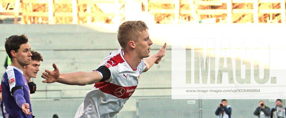 Deutschland, Aue, Fußball 2. Bundesliga 15. Spieltag Saison 2016 2017 FC Erzgebirge Aue vs. VfB Stuttgart: Jubel nach dem 0:1 Tor, Torschütze Timo Baumgartl (VfB)