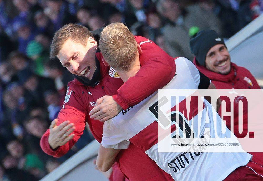 Deutschland, Aue, Fußball 2. Bundesliga 15. Spieltag Saison 2016 2017 FC Erzgebirge Aue vs. VfB Stuttgart: Jubel nach dem 0:1 Tor, v.l. VfB Trainer Hannes Wolf, Torschütze Timo Baumgartl (VfB)