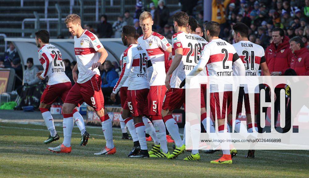 Deutschland, Aue, Fußball 2. Bundesliga 15. Spieltag Saison 2016 2017 FC Erzgebirge Aue vs. VfB Stuttgart: Jubel nach dem 0:1 Tor, mitte Torschütze Timo Baumgartl (VfB)