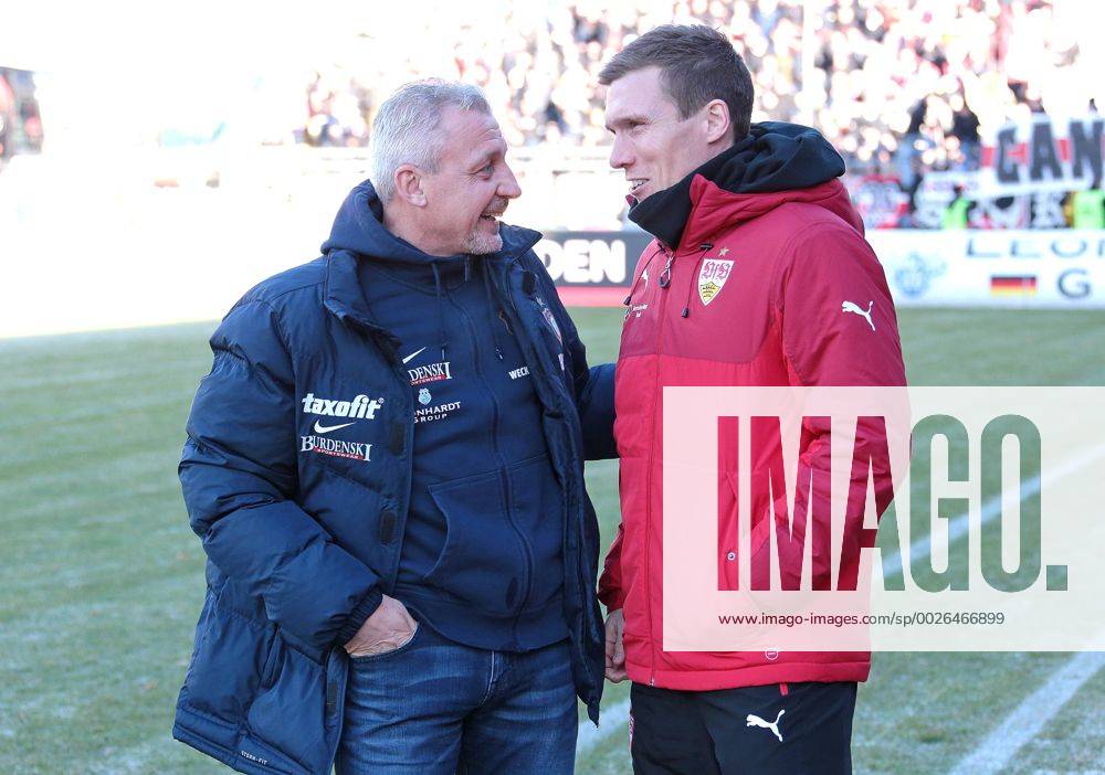 Deutschland, Aue, Fußball 2. Bundesliga 15. Spieltag Saison 2016 2017 FC Erzgebirge Aue vs. VfB Stuttgart: v.l. Aue Trainer Pavel Dotchev und VfB Trainer Hannes Wolf