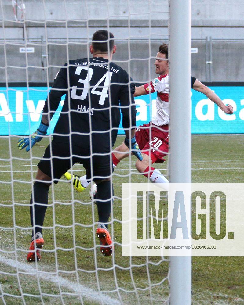 Deutschland, Aue, Fußball 2. Bundesliga 15. Spieltag Saison 2016 2017 FC Erzgebirge Aue vs. VfB Stuttgart: 0:2 Tor, Torschütze Christian Gentner (VfB)