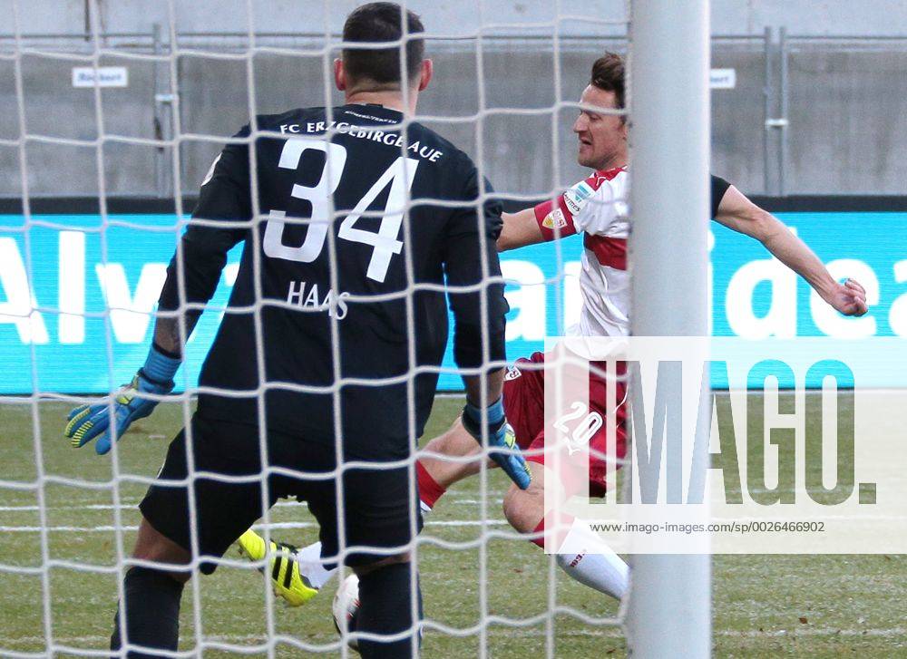Deutschland, Aue, Fußball 2. Bundesliga 15. Spieltag Saison 2016 2017 FC Erzgebirge Aue vs. VfB Stuttgart: 0:2 Tor, v.l. Daniel Haas (Aue), Torschütze Christian Gentner (VfB)