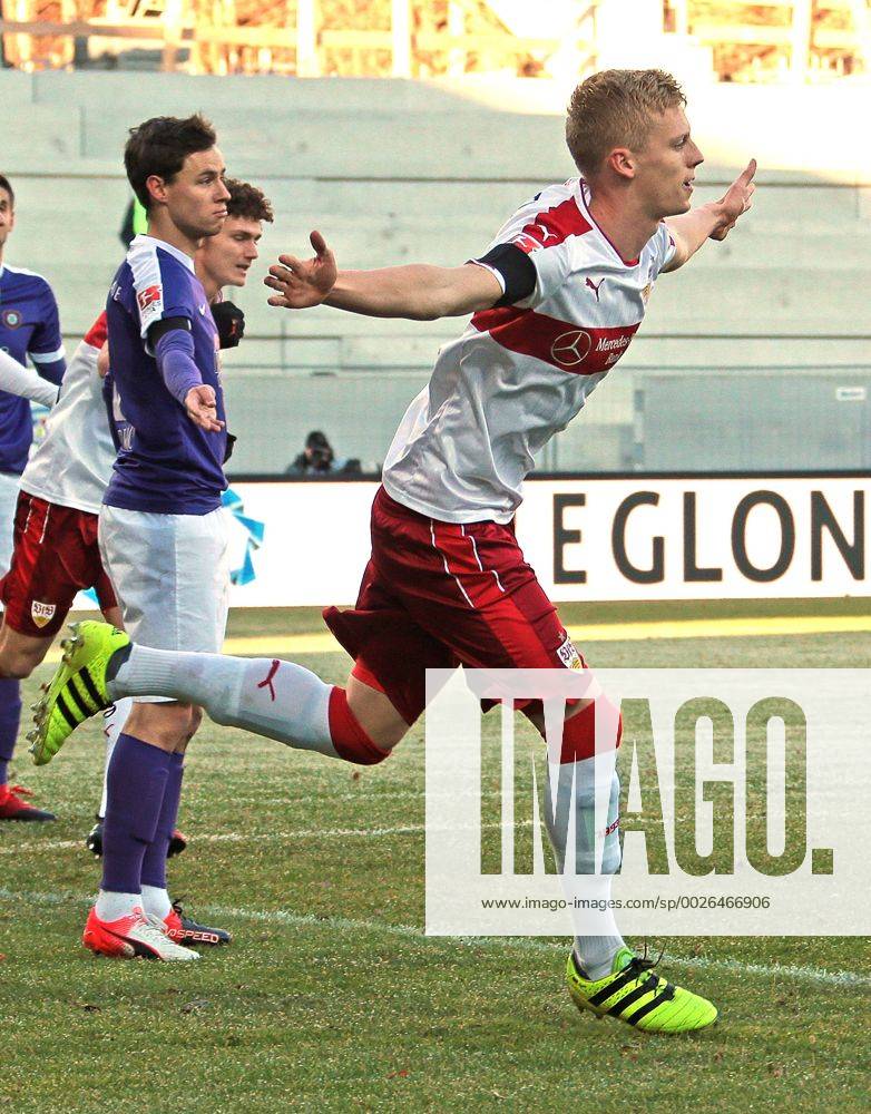 Deutschland, Aue, Fußball 2. Bundesliga 15. Spieltag Saison 2016 2017 FC Erzgebirge Aue vs. VfB Stuttgart: Jubel nach dem 0:1 Tor, Torschütze Timo Baumgartl (VfB)
