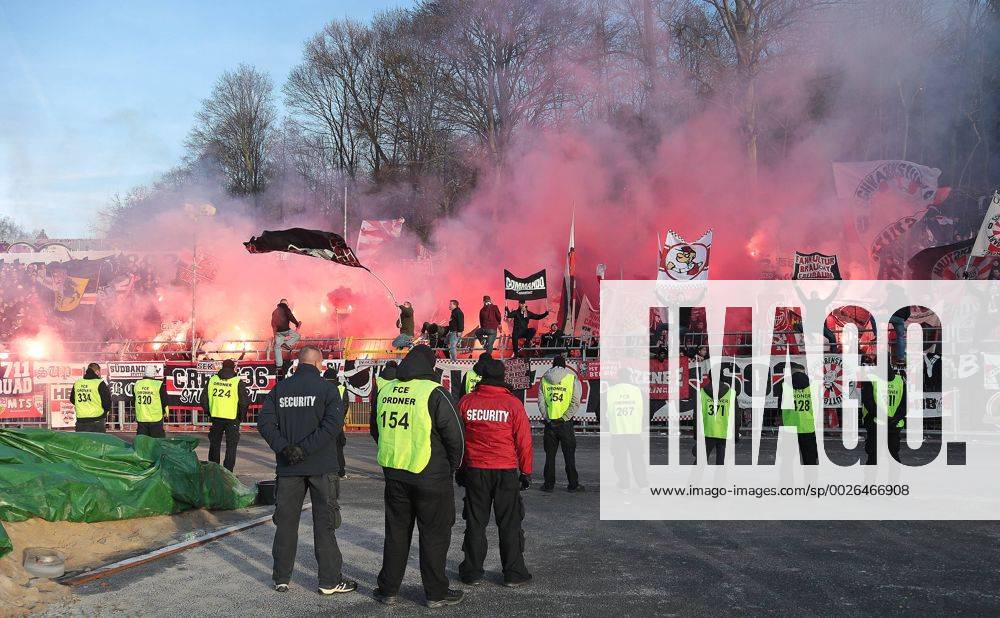 Deutschland, Aue, Fußball 2. Bundesliga 15. Spieltag Saison 2016 2017 FC Erzgebirge Aue vs. VfB Stuttgart: VfB Fans zünden Pyrotechnik