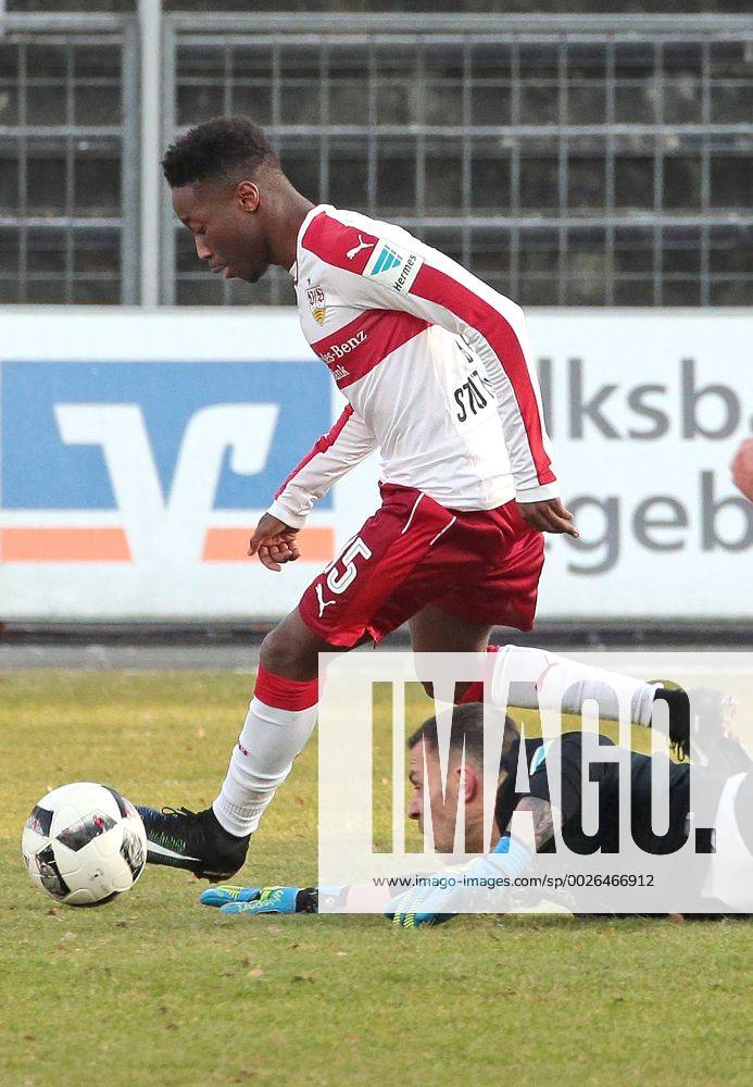 Deutschland, Aue, Fußball 2. Bundesliga 15. Spieltag Saison 2016 2017 FC Erzgebirge Aue vs. VfB Stuttgart: Tor zum 0:3, v.l. Torschütze Carlos Mane (VfB), Daniel Haas (Aue), Sebastian Hertner (Aue)