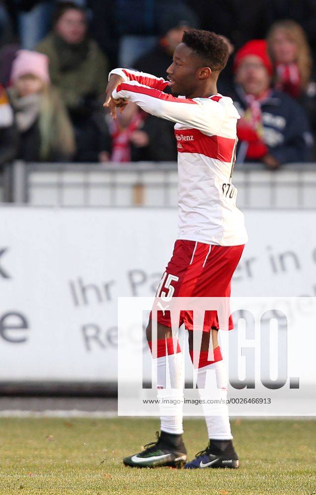 Deutschland, Aue, Fußball 2. Bundesliga 15. Spieltag Saison 2016 2017 FC Erzgebirge Aue vs. VfB Stuttgart: Jubel nach dem Tor zum 0:3, Torschütze Carlos Mane (VfB)