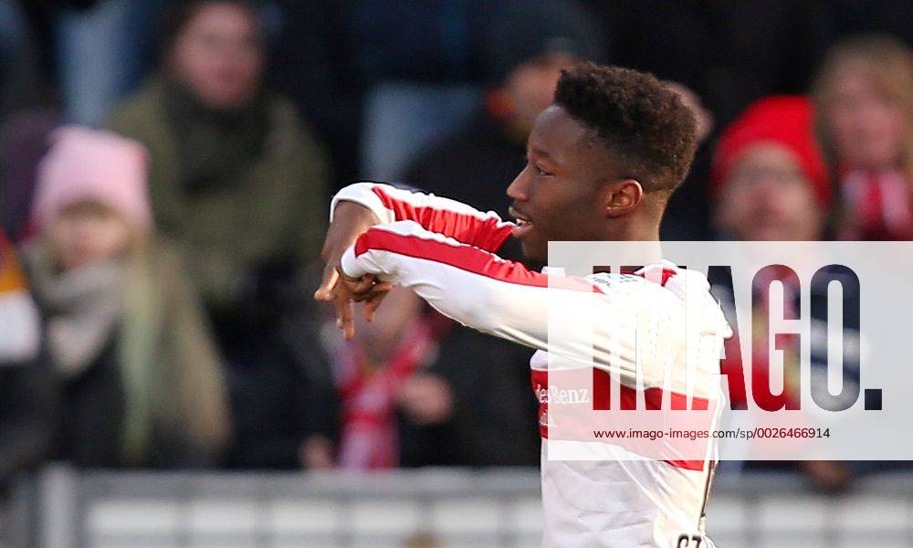 Deutschland, Aue, Fußball 2. Bundesliga 15. Spieltag Saison 2016 2017 FC Erzgebirge Aue vs. VfB Stuttgart: Jubel nach dem Tor zum 0:3, Torschütze Carlos Mane (VfB)