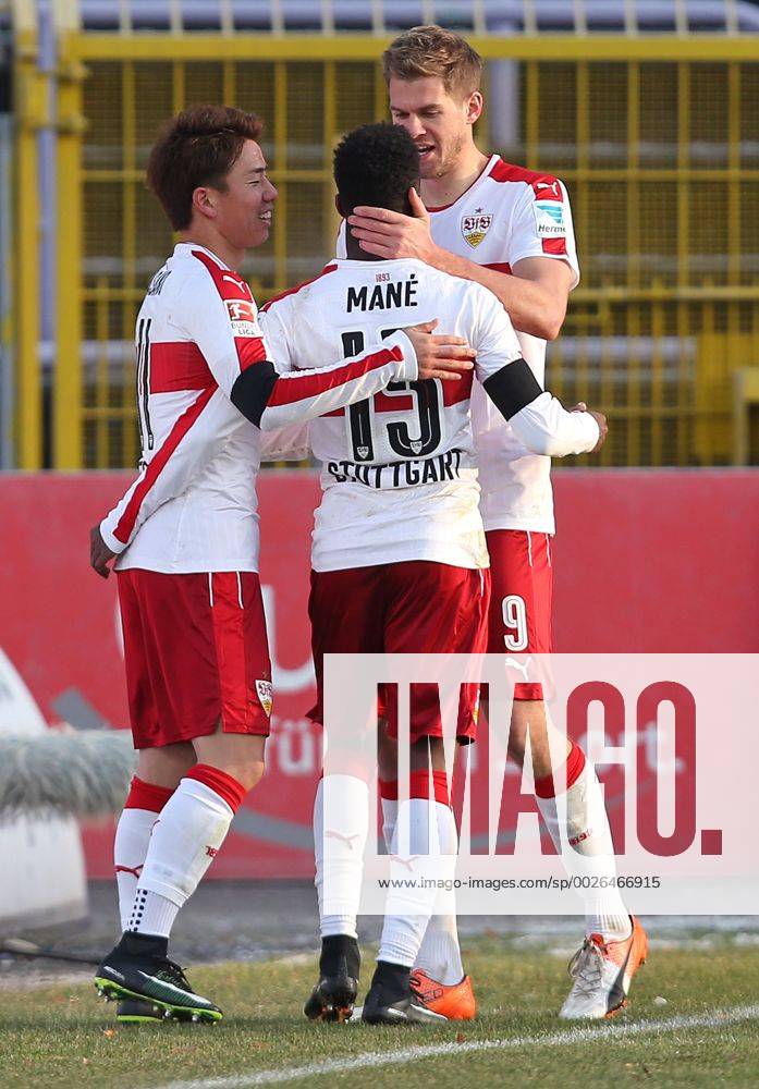 Deutschland, Aue, Fußball 2. Bundesliga 15. Spieltag Saison 2016 2017 FC Erzgebirge Aue vs. VfB Stuttgart: Jubel nach dem Tor zum 0:3, v.l. Takuma Asano (VfB), Torschütze Carlos Mane (VfB), Simon Terodde (VfB)