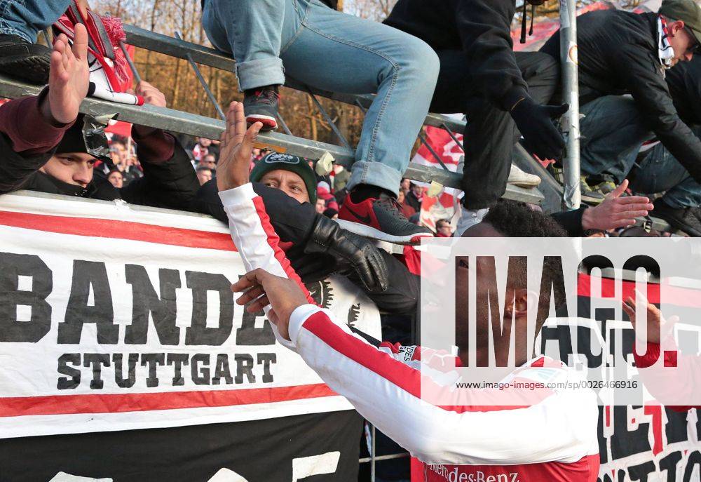 Deutschland, Aue, Fußball 2. Bundesliga 15. Spieltag Saison 2016 2017 FC Erzgebirge Aue vs. VfB Stuttgart: Carlos Mane (VfB) jubelt mit den Fans