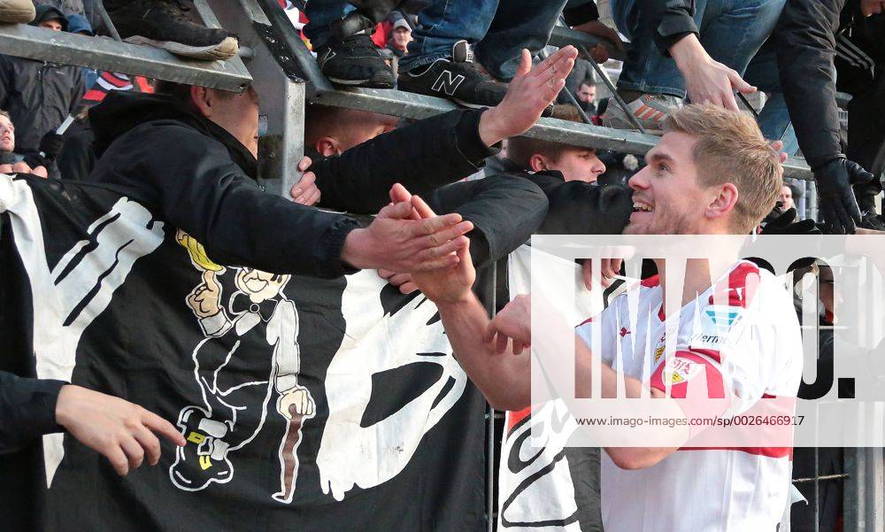 Deutschland, Aue, Fußball 2. Bundesliga 15. Spieltag Saison 2016 2017 FC Erzgebirge Aue vs. VfB Stuttgart: Simon Terodde (VfB) bei den fans