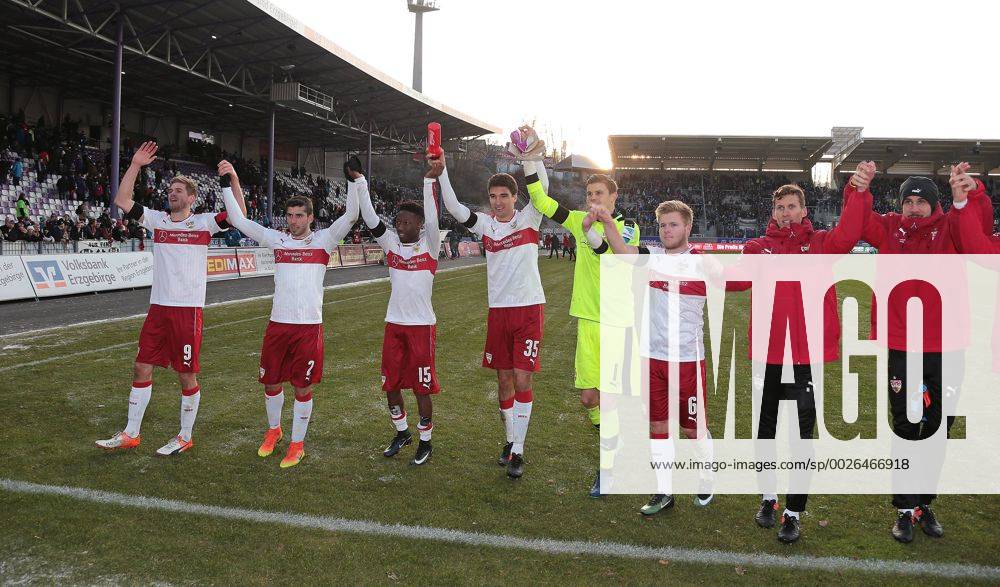 Deutschland, Aue, Fußball 2. Bundesliga 15. Spieltag Saison 2016 2017 FC Erzgebirge Aue vs. VfB Stuttgart: Schlußjubel v.l. Simon Terodde, Emiliano Insua, Carlos Mane, Marcin Kaminski, Mitchel Langerak, Jean Zimmer, Florian Klein, Jens Grahl (VfB)