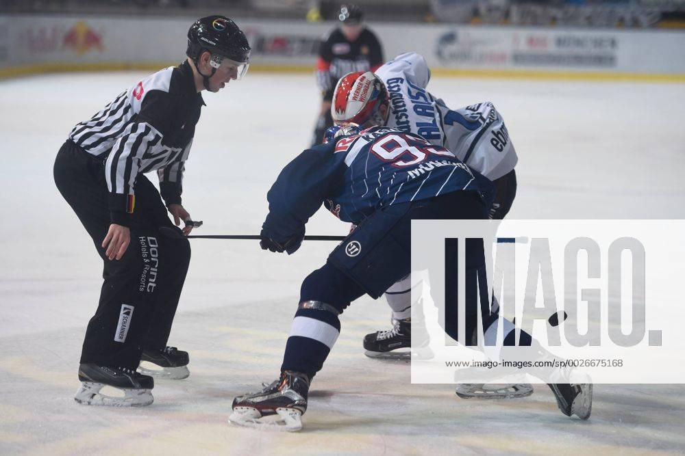 Maximilian Kastner (EHC Red Bull Muenchen), Lennart Palausch (Schwenninger Wild Wings), v.li., Aktion, EHC Red Bull Muenchen vs Schwennninger Wild Wings, 28.12.16