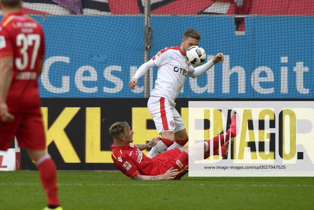 Fußball 2. Liga 28. Spieltag Fortuna Düsseldorf - 1. FC Union Berlin am 09.04.2017 in der Esprit-Arena in Düsseldorf Sebastian Polter (Union Berlin 9), gegen Andre Hoffmann (Duesseldorf 3) WD