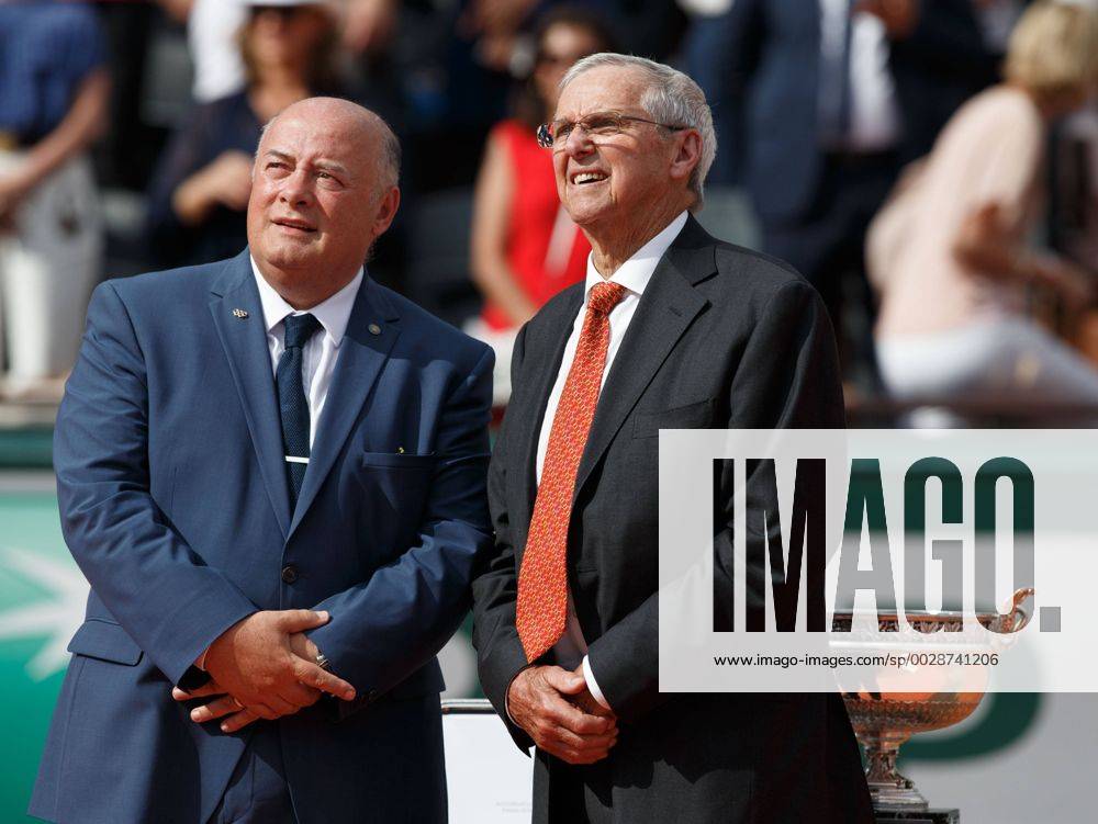 French Open 2017 ,L-R. FFT Praesident Bernard Giudicelli und Tennis Legende Roy Emerson (AUS) waehrend der Siegerehrung, Tennis - French Open 2017 - Grand Slam ATP Tennis Herren WTA Tennis Damen ITF - Roland Garros - Paris - - France