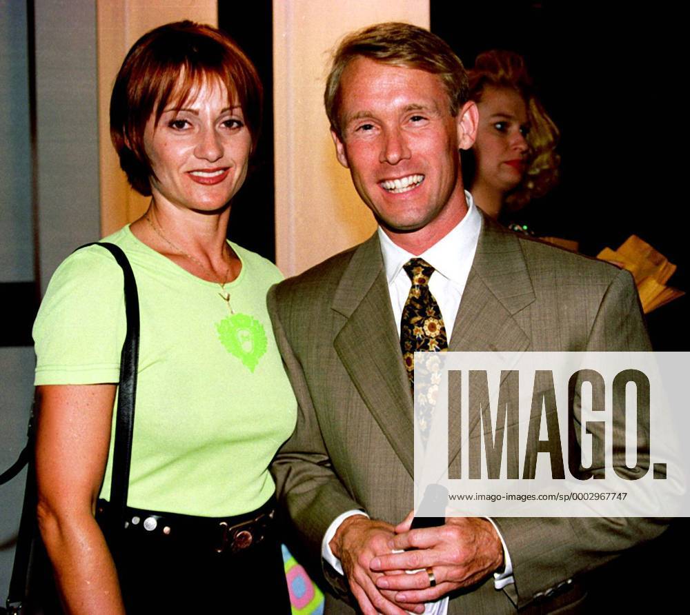 Turnlegende Nadia Comaneci (Rumänien, li.) und ihr Ehemann Bart Conner (USA) anlässlich der 31. Annual Victor Awards 1997 in Las Vegas - (lav97062203) Turnen Damen 31. Annual Victor Awards 1997, Award Gruppe Las Vegas Turnen Damen 31. Annual Victor Awards 1997, Award Gruppe Las Vegas