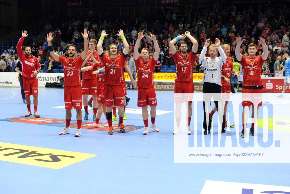 Jubel, Freude nach dem Sieg; Johannes Golla (MT Melsungen) (R), Johan Sjoestrand (Torwart MT Melsungen), Philipp Mueller (L) --- Handball --- 1. Bundesliga --- MT Melsungen vs VfL Gummersbach --- 31.08.2017, Kassel