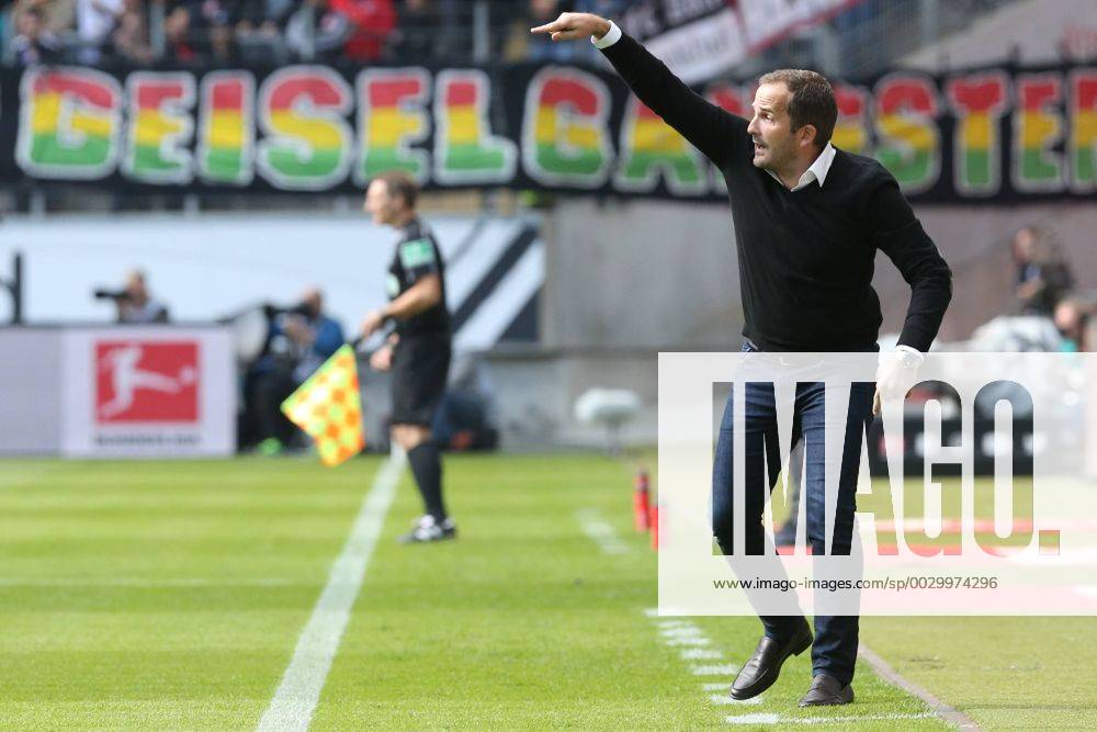Team manager Manuel Tree FC Augsburg gesticulating to the Foreign line in the Coaching zone Eintracht Frankfurt FC Augsburg 1 Bundesliga Season 2017 2018 Frankfurt at Main