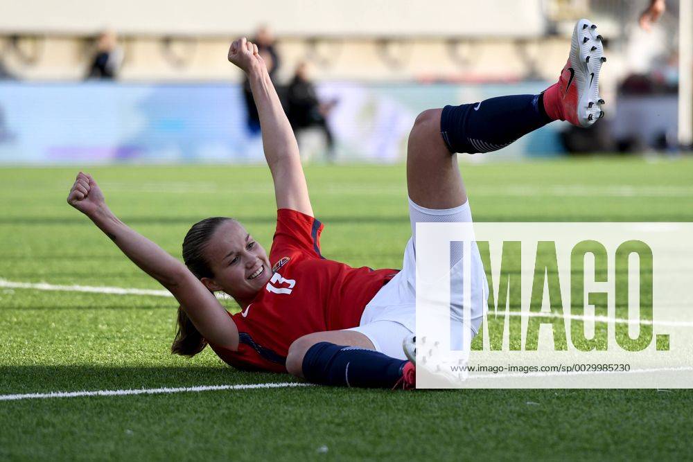 Guro Reiten of Norway celebrates after scoring 3-0 during the FIFA Women s World Cup Qualifier match between Norway and Slovakia on September 19, 2017 in Sarpsborg. Photo: Fredrik Varfjell BILDBYRAN kod FV 150013