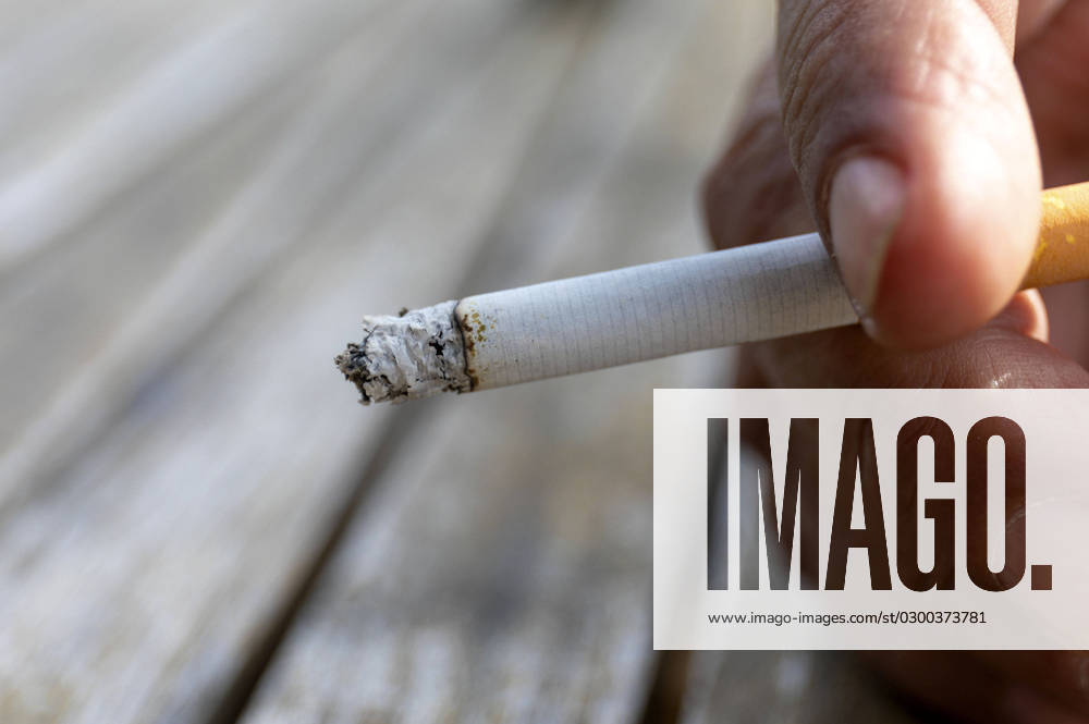 A smoker enjoys a cigarette outdoors symbol photo, theme photo Kampen, 27 07 2023 Foto:xB.xSchubertx xFuturexImage