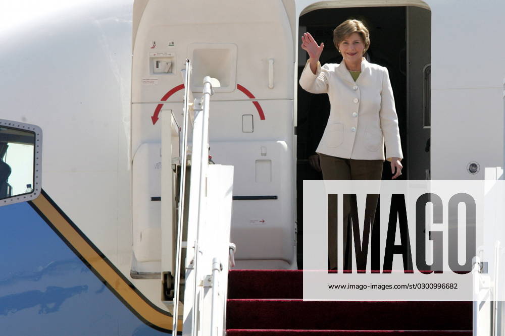 Laura Bush s Visit in Amman - Jordan U.S. First Lady Laura Bush arrives in Amman, Jordan on October 25, 2007, for a visit that is a part of a regional tour that aims to highlight the need for Middle Eastern Arab countries tp unite in the fight against breast cancer. Photo by Balkis Press ABACAPRESS.COM Amman Jordan