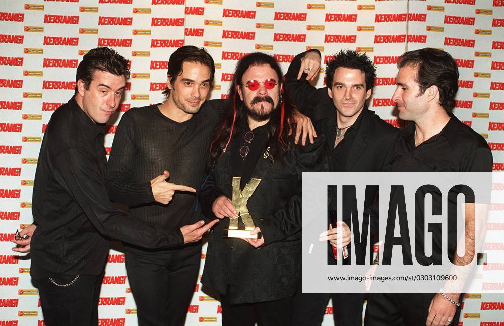Centre: ROY WOOD British Rock Musician Former member of The Move With: 3 COLOURS RED British Rock Group Seen at the 1999 Kerrang! Awards. (Winner of the award for Best British Live Act) COMPULSORY CREDIT: UPPA Photoshot Photo UIW 016494 A-09 Centre: ROY WOOD British Rock Musician Former member of The Move With: 3 COLOURS RED British Rock Group Seen at the 1999 Kerrang! Awards. (Winner of the award for Best British Live Act) COMPULSORY CREDIT: Starstock Photoshot Photo UIW 016494 A-09 16.08.1999, Credit:Photoshot Avalon United Kingdom