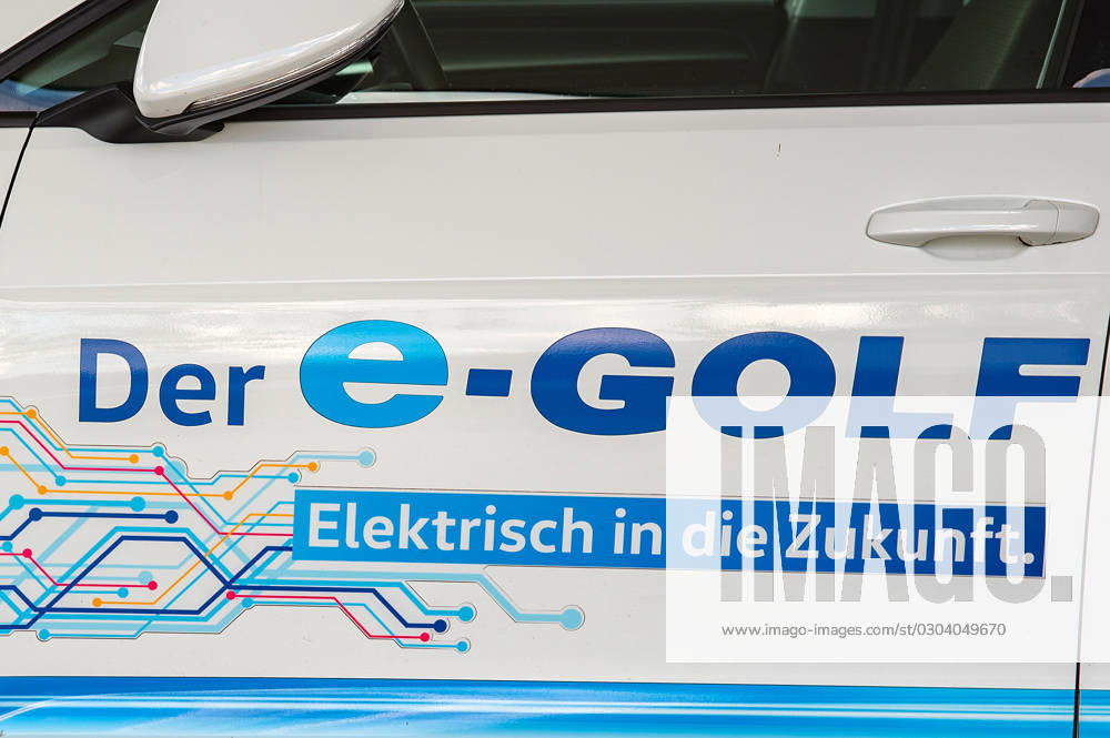 Ein e-Golf wird aufgeladen am 14.05.2019 im Volkswagen Werk in Mosel bei Zwickau zu sehen. An e-Golf being charged can be seen at the Volkswagen factory in Mosel near Zwickau on May 14, 2019. search: Deutschland Germany Wirtschaft Industrie Autoindustrie Logo Firmenlogo Fahne Fahnen wehen sign Volk volks Konzern Konzerne international international Global Automobilindustrie Fabrikgebaeude Firma Firmen Wirtschaftsfeature Produktion Produktionsfeature Auto PKW Autobranche Automobilhersteller Automobilherstellung AutosTechnologie Technologien Automatisieren Automatisierung Volkswagen Werk Volkswagenwerk Aussenansicht aussen Landschaft gebaeude Gebaeudeansicht Logo sign neu neues VW Werk VW-Skandal Volkswagen-Werk VW-Werk Konzern VW-Konzern