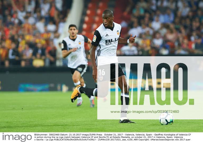 Valencia, Valencia, Spain - Geoffrey Kondogbia of Valencia CF in action during the La Liga match between Valencia CF and Sevilla FC at Estadio Mestalla, on october 21, 2017 in Valencia, Spain. Valencia v Sevilla - La Liga - ZUMAn230 20171021_zaa_n230_489