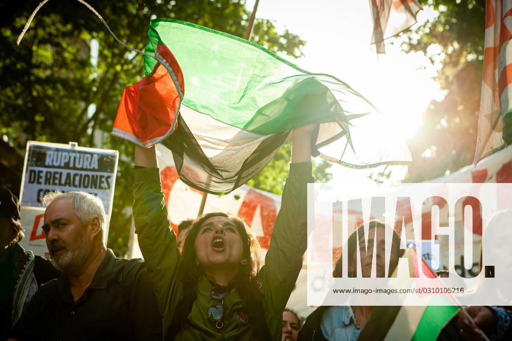 Social organizations stand in front of the Israeli embassy in Buenos Aires during a protest in support of Palestinians in Gaza, amid the conflict between Israel and Hamas. The protesters were demanding Israel to stop the bombing against Gaza and to allow humanitarian aid. Buenos Aires Argentina - ZUMA in 20231025_int_a188_014