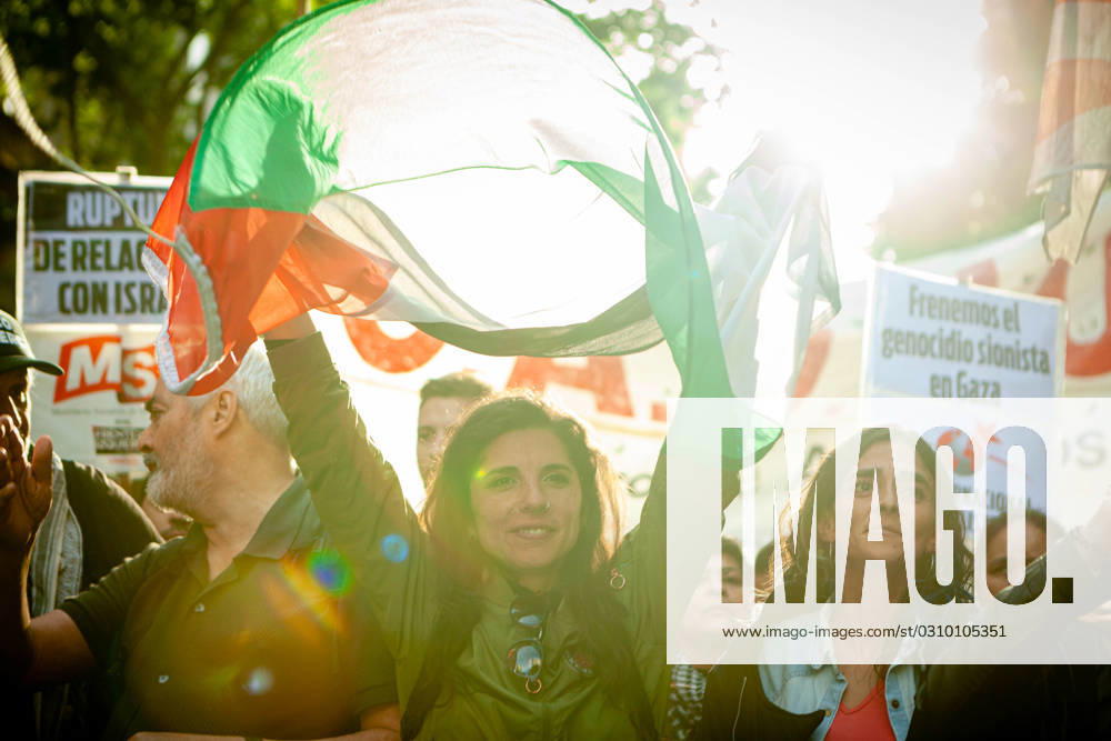 Social organizations stand in front of the Israeli embassy in Buenos Aires during a protest in support of Palestinians in Gaza, amid the conflict between Israel and Hamas. The protesters were demanding Israel to stop the bombing against Gaza and to allow humanitarian aid. Buenos Aires Argentina - ZUMA in 20231025_int_a188_013