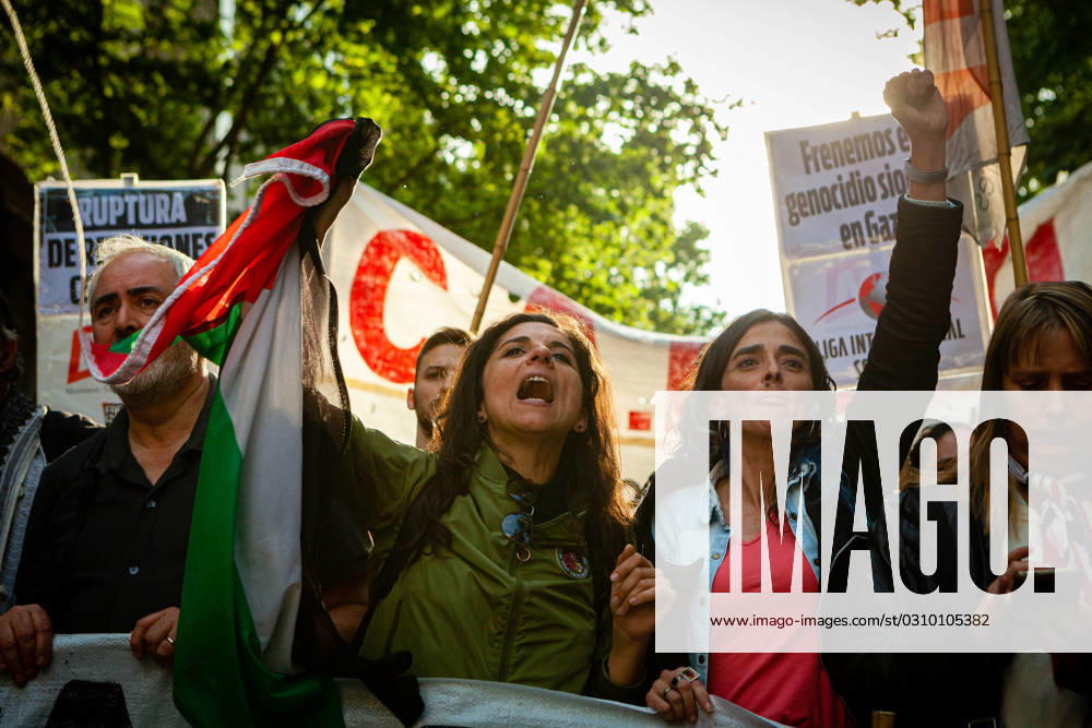 Social organizations stand in front of the Israeli embassy in Buenos Aires during a protest in support of Palestinians in Gaza, amid the conflict between Israel and Hamas. The protesters were demanding Israel to stop the bombing against Gaza and to allow humanitarian aid. Buenos Aires Argentina - ZUMA in 20231025_int_a188_015