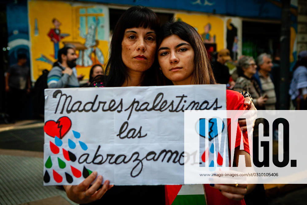 Social organizations stand in front of the Israeli embassy in Buenos Aires during a protest in support of Palestinians in Gaza, amid the conflict between Israel and Hamas. The protesters were demanding Israel to stop the bombing against Gaza and to allow humanitarian aid. Buenos Aires Argentina - ZUMA in 20231025_int_a188_016