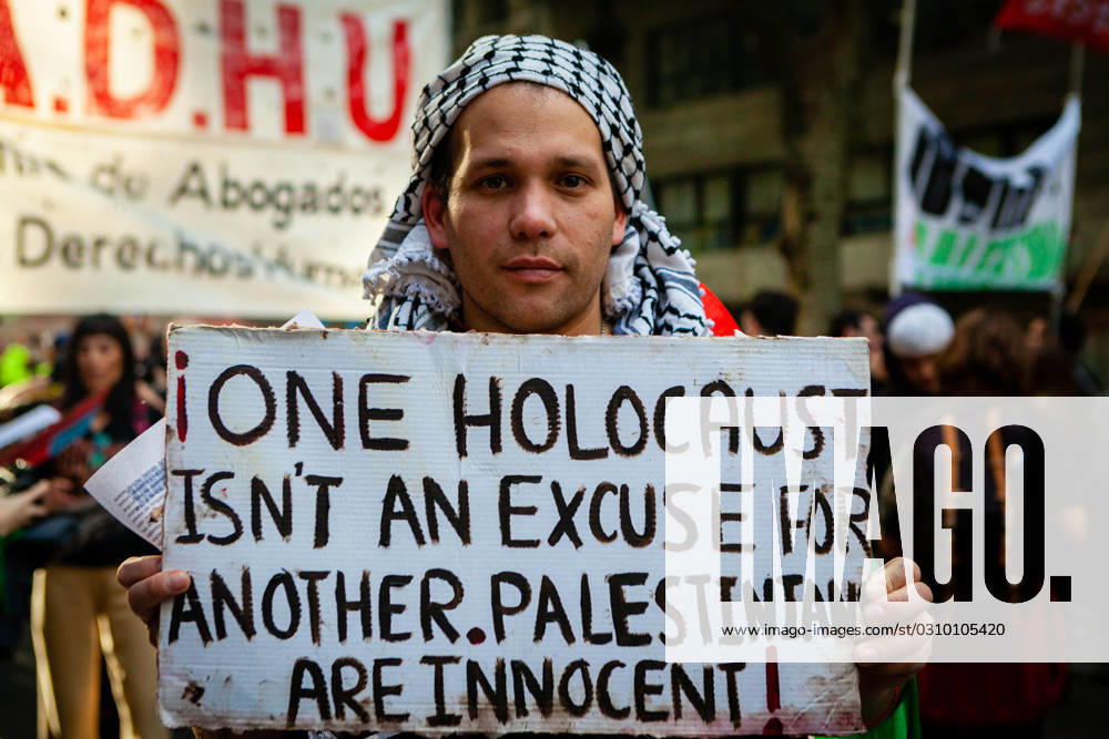Social organizations stand in front of the Israeli embassy in Buenos Aires during a protest in support of Palestinians in Gaza, amid the conflict between Israel and Hamas. The protesters were demanding Israel to stop the bombing against Gaza and to allow humanitarian aid. Buenos Aires Argentina - ZUMA in 20231025_int_a188_017