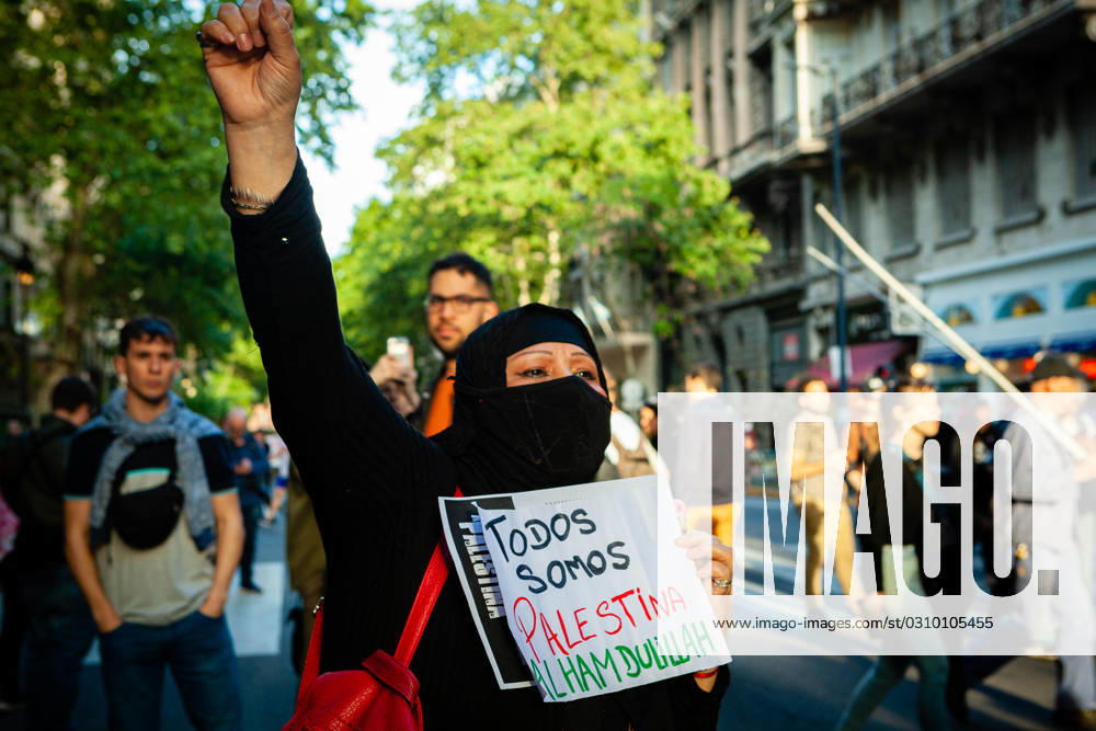 Social organizations stand in front of the Israeli embassy in Buenos Aires during a protest in support of Palestinians in Gaza, amid the conflict between Israel and Hamas. The protesters were demanding Israel to stop the bombing against Gaza and to allow humanitarian aid. Buenos Aires Argentina - ZUMA in 20231025_int_a188_020