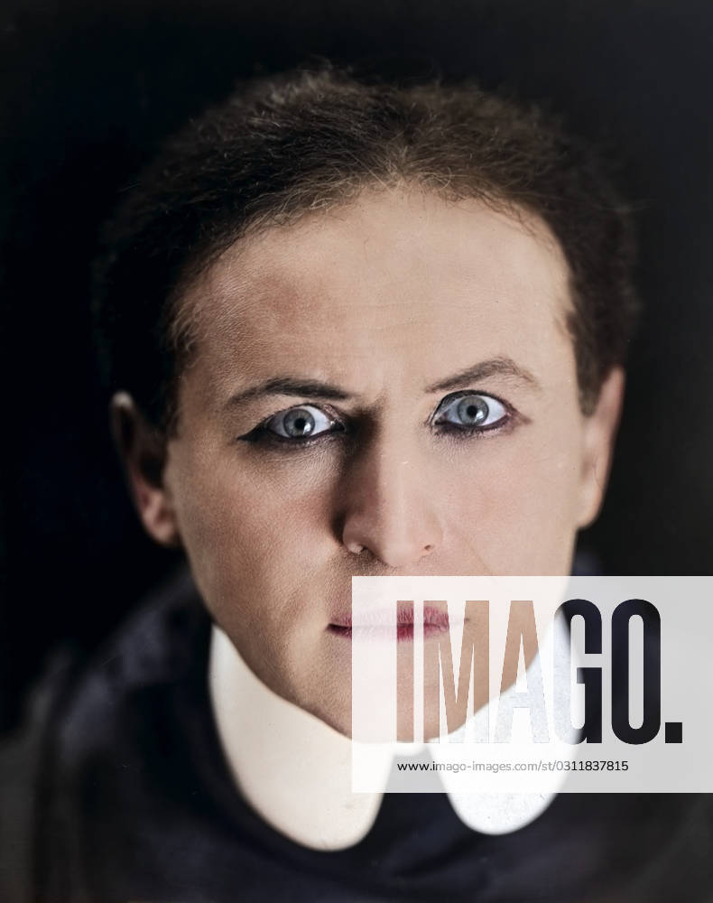 Harry Houdini (1874-1926), Hungarian-American escape artist, illusionist, and stunt performer, head and shoulders portrait, unidentified artist, 1920 USA - ZUMAg145 20100125_zap_g145_002