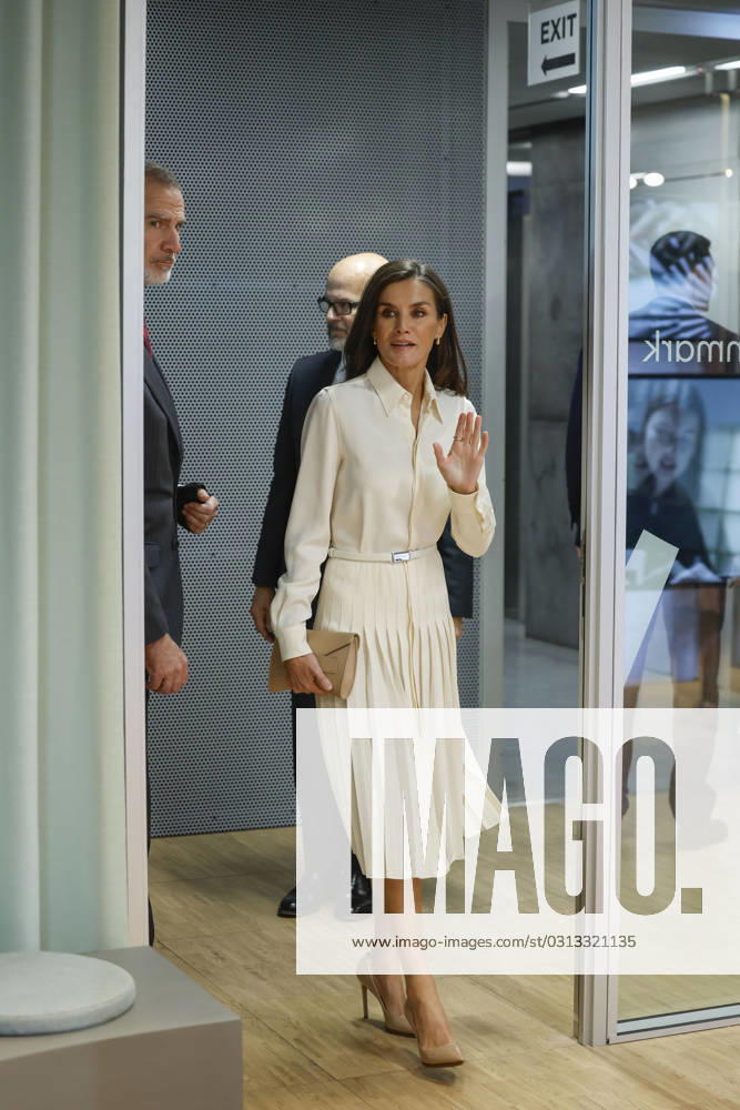 Spain s King Felipe VI (L) and Queen Letizia (c) arrive to the Danish Architecture Center (DAC) in Copenhaguen, Denmark, 08 November 2023, on the last day of their visit to Denmark. Spanish Royal couple visit Denmark !ACHTUNG: NUR REDAKTIONELLE NUTZUNG!