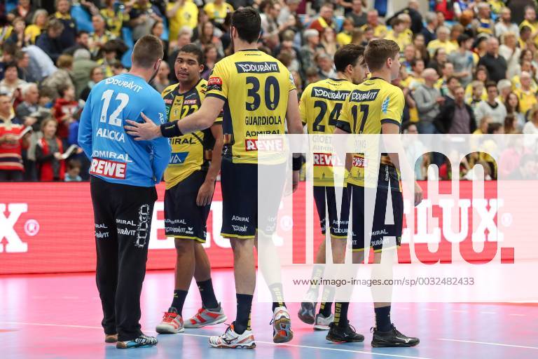 Players of the Rhine Neckar Lions disappointed about the defeat disappointment after the final whistle loser lost frustration disappointed pessimistic handball Champions League Rhein Neckar Löwen MOL Pick Szeged