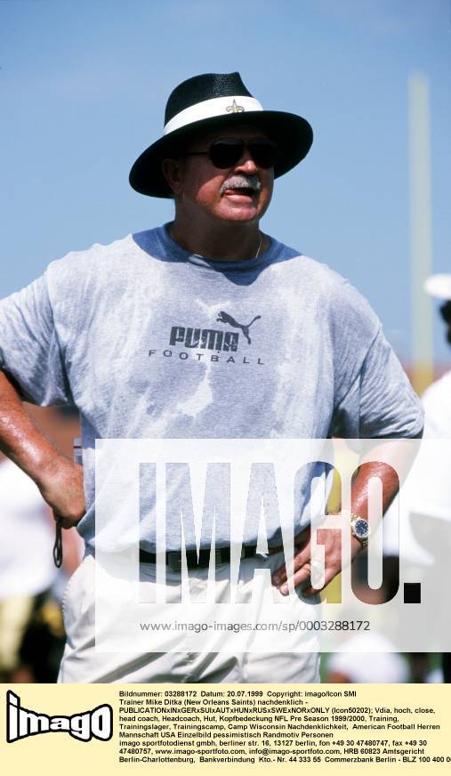 Trainer Mike Ditka (New Orleans Saints) nachdenklich - (Icon50202) American Football Herren NFL Pre Season 1999 2000, Training, Trainingslager, Trainingscamp, Camp Einzelbild Wisconsin Nachdenklichkeit, American Football Herren NFL Pre Season 1999 2000, Training, Trainingslager, Trainingscamp, Camp Einzelbild Wisconsin Nachdenklichkeit,