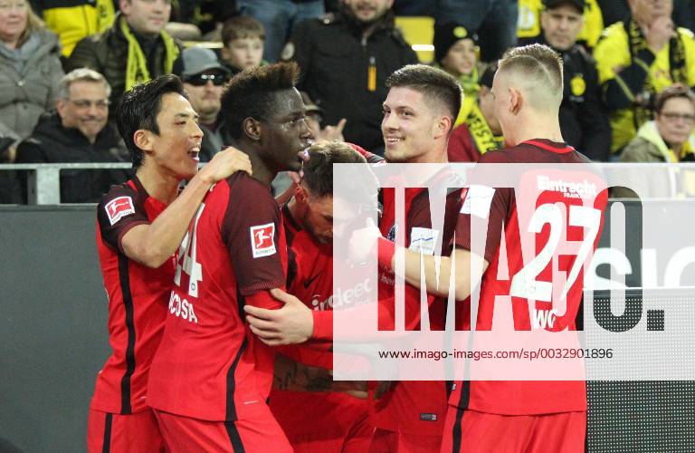 The players of Eintracht Frankfurt cheer for the goal to 2 2 by Danny Blum mitte Frankfurt at the match Borussia Dortmund vs Eintracht Frankfurt Soccer 1 Bundesliga 11 03 2018 Dortmund