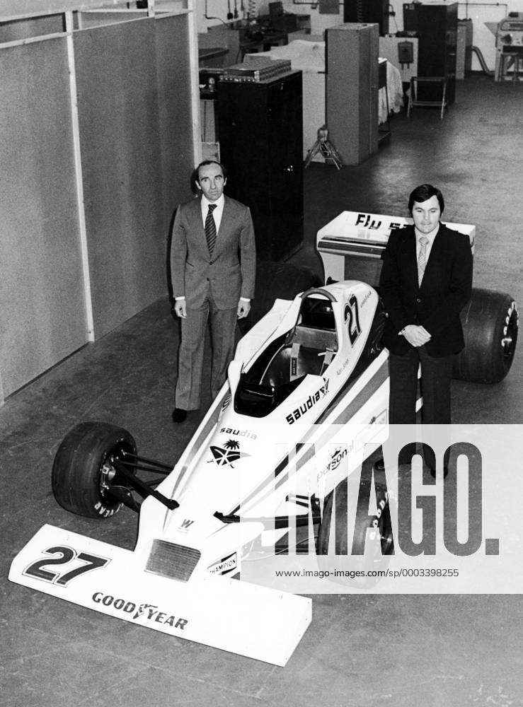 Teamchef Frank Williams (England, li.) und Alan Jones (Australien beide Williams Ford) präsentieren ihren neuen Sponsor Saudia auf dem Boliden - Motorsport WM Herren Formel 1 Weltmeisterschaft 1979, F1, F, GP, WM, Factory, Fabrik, Hauptsitz Totale Aufnahmedatum geschätzt Grove Motorsport WM Herren Formel 1 Weltmeisterschaft 1979, F1, F, GP, WM, Factory, Fabrik, Hauptsitz Totale Aufnahmedatum geschätzt Grove