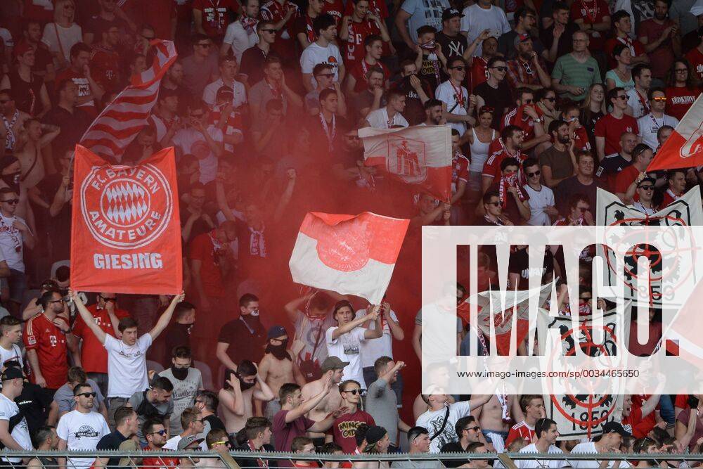 Fans of FC Bayern ignite Bengalos Bengalo Bengalos Fireworks flare Fans Audience Atmosphere Atmosphere Stadium Soccer Regionalliga Bayern FC Bayern Munich II TSV 1860 Munich