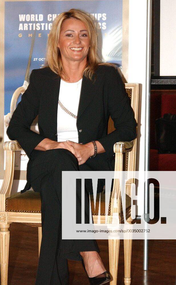 BRU21 - - GENT, BELGIUM: Former Romanian gymnast star Nadja Comaneci poses for a picture after her press conference PK Pressekonferenz in Gent, Tuesday 25 September 2001. The city of Gent organises from 26 October till 04 November 2001 the World Artistic Gymnastics Championships. LIEVENxVANxASSCHE x725247x
