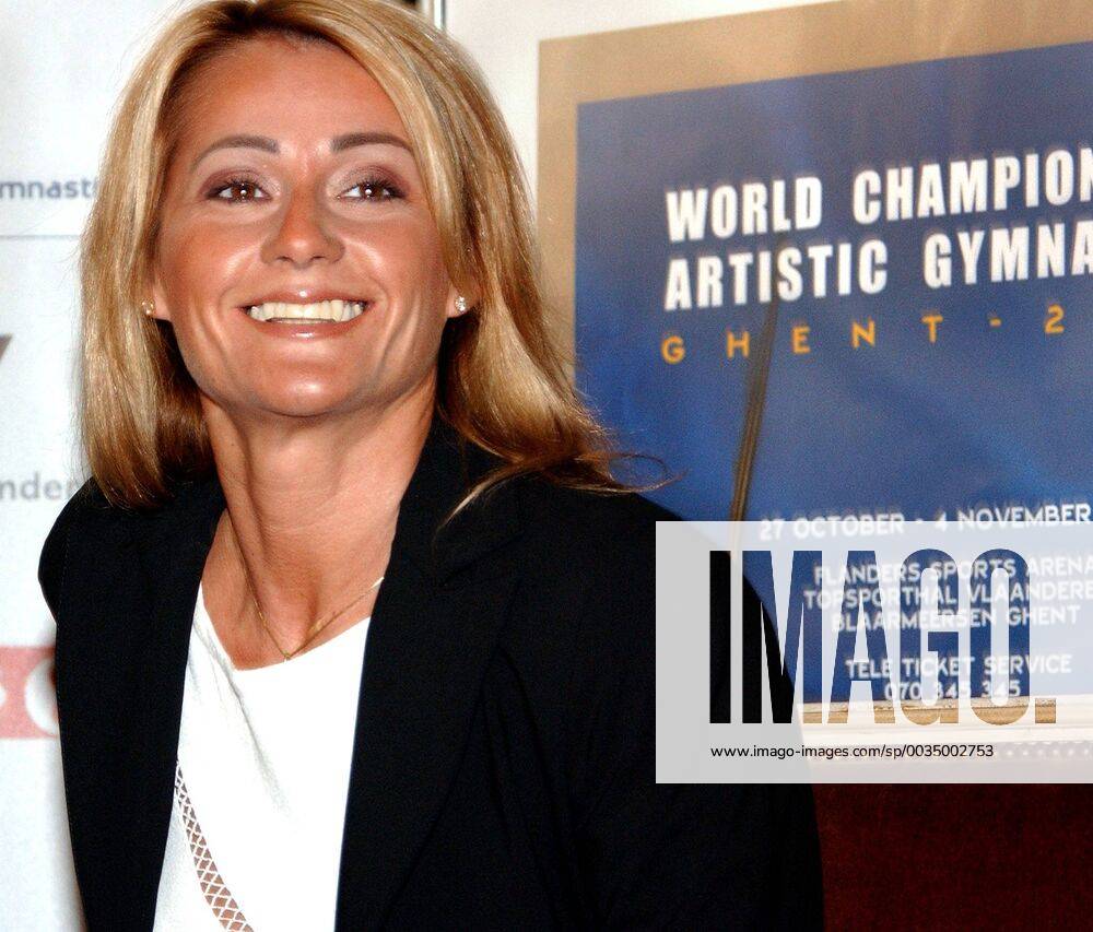 BRU22 - - GENT, BELGIUM: Former Romanian gymnast star Nadja Comaneci poses for a picture after her press conference PK Pressekonferenz in Gent, Tuesday 25 September 2001. The city of Gent organises from 26 October till 04 November 2001 the World Artistic Gymnastics Championships. LIEVENxVANxASSCHE x725248x