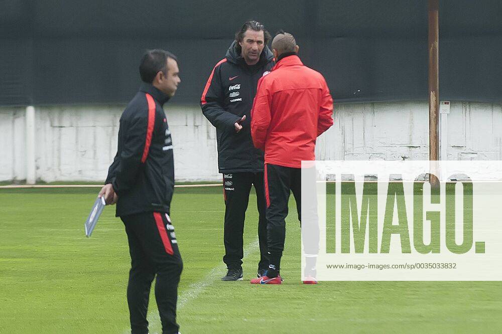 Fútbol, entrenamiento de la seleccion chilena. El jugador de la seleccion chilena Arturo Vidal junto a Juan Antonio Pizzi son fotografiados durante la practica realizada en el complejo deportivo Juan Pinto Duran de Santiago, Chile. 07 10 2017 Sergio Pina Photosport Football, Chilean national team Nationalteam training session. Chile s player Arturo Vidal and Juan Antonio Pizzi is pictured during the training session at the Juan Pinto Duran center in Santiago, Chile. 07 10 2017 Sergio Pina Photosport Entrenamiento de la seleccion chilena