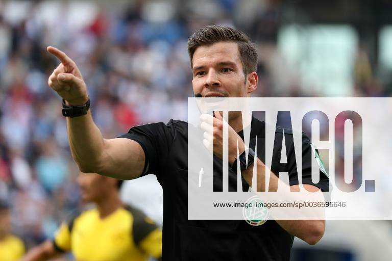 Harm Osmers referee gives instructions gesticulating gestures with the arms gives instructions gesticulate single action action football Bundesliga TSG 1899 Hoffenheim Borussia Dortmund DFL REGULATIONS PROHIBIT ANY USE OF PHOTOGRAPH AS IMAGE SEQUENCES AND OR QUASI VIDEO